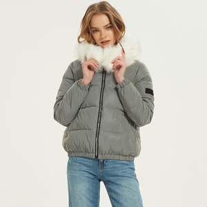 Veste matelassée grise à capuche pour femme avec bordure en fausse fourrure, coupe-vent, manteau d'hiver décontracté, fermeture éclair courte sur le devant, rembourrage épais en polyester - Product Image 4