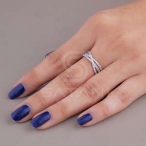 Anillo de Boda y Aniversario Moissanite Crossover Band Satani Brothers Twist, Diseño Entrecruzado Elegante en Plata, Diseño Intercalado de Lujo - Product Image 1