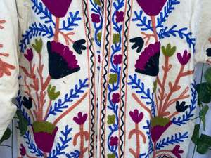 เสื้อแจ็คเก็ตปักลายดอกไม้ด้วยมือ – เสื้อแจ็คเก็ตกำมะหยี่สไตล์โบโฮสำหรับผู้หญิง – เสื้อโค้ทปักลายหลากสีสันแบบงานฝีมือ เสื้อคลุมบูติก - Product Image 2