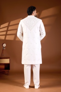 Traje Sherwani de Diseño Chevron Bloom Ivory Divine Touch con Paneles en V, Relieve Floral Geométrico 3D y Cuentas Codificadas - Product Image 3