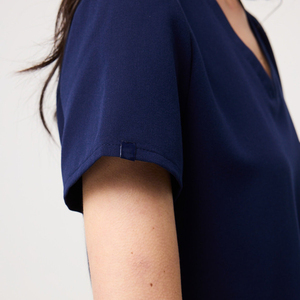 Ensemble de blouses médicales unisexes personnalisables avec logo, col en V, manches courtes, extensibles, uniforme d'infirmière, couleur unie, fournisseur OEM - Product Image 5