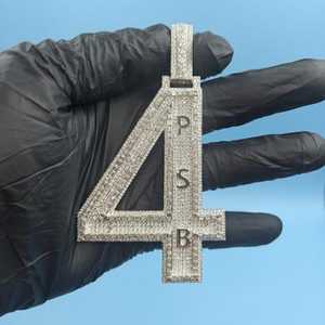 จี้ห้อยคอฮิปฮอปแบบกำหนดเองประดับเพชรโมอิสซาไนต์ VVS พร้อมชื่อและหมายเลข  ตัวเรือนเงินแท้ 925  ผ่านการทดสอบเพชร  จี้ห้อยคอแบบแร็ปเปอร์  ประดับอักษรย่อ - Product Image 2