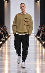 Sweat-shirt kaki pour homme avec poches utilitaires – Col rond, manches longues, style streetwear décontracté, en molleton bouclette - Product Image 1