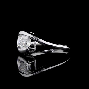 Anillo de Diamantes Cultivados en Laboratorio de 2.00CT, Corte Esmeralda, Banda Cruzada, Oro Blanco de 14K, Certificado IGI, Regalo de Compromiso o Aniversario para Ella - Product Image 3