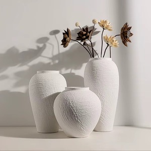 Ensemble de 3 vases en céramique au design minimaliste pour la décoration intérieure moderne, fabriqués de manière incroyable par HRCRAFTVERSE - Product Image 1
