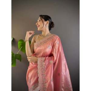 Exquisito Sari de Seda para Bodas con Bordado de Lentejuelas y Hilos Múltiples - Product Image 3