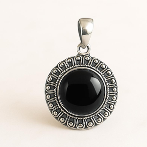 Collier pendentif en argent sterling onyx noir avec serti perlé vintage, bijoux artisanaux oxydés faits à la main pour femme - Product Image 2