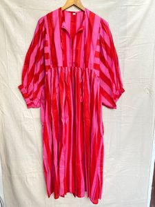 Vestido Largo Casual Elegante de Algodón de Calidad de Exportación para Mujer con Tela Suave y Transpirable y Ajuste Diario Relajado Disponible para la Venta - Product Image 1