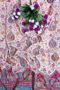 Tela Crepé Natural Blanca con Estampado Floral Paisley y Borde Ornamental de Pavo Real para Confección de Vestidos Kurti Étnicos - Product Image 4