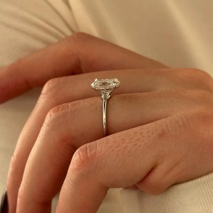 Anillo de Compromiso Minimalista con Diamante Ovalado de 2 Quilates Cultivado en Laboratorio, Anillo de Propuesta Minimalista de 1.3MM en Oro Blanco de 14K, Certificado IGI - Product Image 3