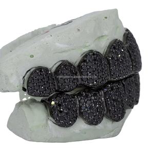 Joyería Grillz de Plata con Moissanita VVS Negra Redonda Personalizada, Engaste de Panal y Pasa Prueba de Diamante - Product Image 1