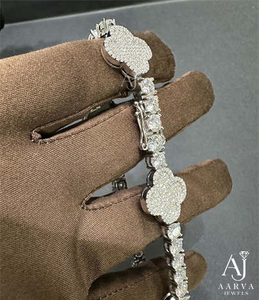 กำไลข้อมือเงินแท้ 925 ประดับมอสซาไนต์รูปใบโคลเวอร์สี่แฉก แบรนด์ AARVA JEWELS ทรงลูกปัด ตัดแบบบริลเลียนท์ ชุบโรเดียม รับประกันโดยบุคคลที่สาม - Product Image 4