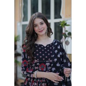 ชุดเสื้อและกางเกงสวยงาม ระบายอากาศได้ดี พร้อมผ้าคลุมไหล่ สำหรับงานปาร์ตี้ ไซส์ XL แขนยาว - Product Image 3