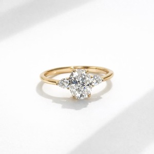 Fournisseur de Confiance Bague de Fiançailles en Moissanite Taille Ovale Design Art Déco en Or Plaqué 14 carats avec Pierres Latérales Poire Expédition Mondiale - Product Image 1
