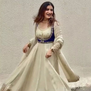 Compra al por mayor: Traje Anarkali de seda Chinon para mujer con chaqueta de seda Mono y lentejuelas bordadas, conjunto de 3 piezas (vestido, pantalón y dupatta), talla 44 - Product Image 1