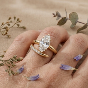 Anillo de compromiso de moissanita con corte marquesa, anillo de boda curvo con pavé, anillo nupcial minimalista de oro macizo para mujer - Product Image 6