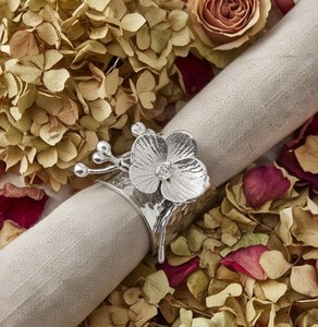 Anneau de serviette vintage en métal argenté avec texture martelée et motif fleur d'orchidée pour la décoration de table de mariage - Product Image 5