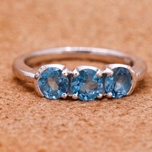 Vente en gros d'anneaux en argent sterling 925 massif avec topaze bleue de Londres naturelle ronde à trois pierres, bijoux Memoria - Product Image 4