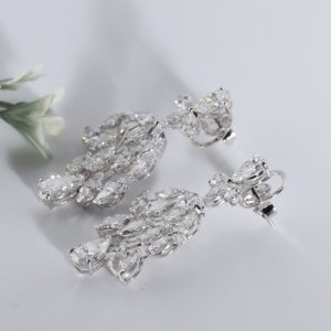Boucles d'oreilles pendantes de luxe en or blanc, style cascade, avec diamants de laboratoire marquise et poire, pour mariage et soirée, collection fine - Product Image 3