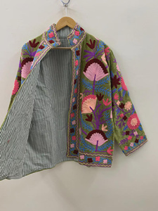 Chaqueta de terciopelo estilo bohemio con bordado Suzani, abrigo étnico vintage hecho a mano, prenda de moda llamativa. - Product Image 2