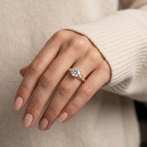 Anillo de Compromiso de Oro 14K con Moissanita Personalizado al por Mayor, Banda Trenzada Solitario con Piedras de Acento, Joyería Fina de Lujo - Product Image 6