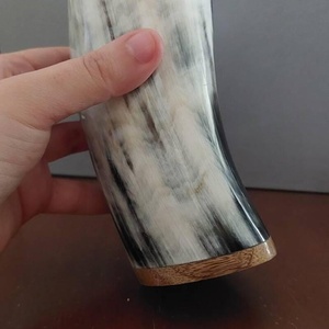 Verre à shot de style viking en corne de bœuf de haute qualité, fabriqué à la main, en véritable corne de bœuf, luxueux et au coloris naturel unique. - Product Image 3