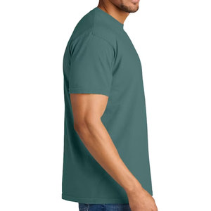 เสื้อยืดคอกลมแขนสั้นเย็บด้วยเข็มสามเข็ม พร้อมเสื้อคลุมแขนยาวคอกลมแบบ Utility Division และเสื้อยืดคลาสสิกด้านหน้าซ้าย - Product Image 5