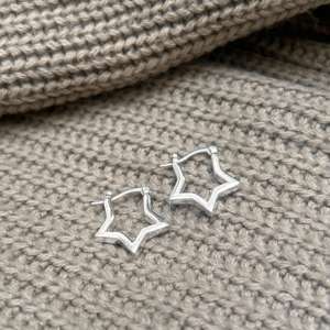 Boucles d'oreilles créoles minimalistes étoiles, boucles d'oreilles créoles en laiton plaqué argent, boucles d'oreilles créoles célestes pour femmes, boucles d'oreilles créoles délicates en gros - Product Image 6