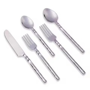 Elegante Juego de Cuchillos, Tenedores y Cucharas de Acero Inoxidable, Colección de Vajilla Premium para Experiencias Gastronómicas Finas - Product Image 1