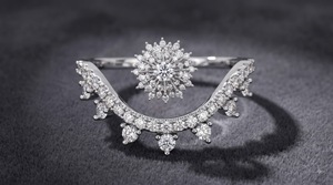 Bague de mariage en or avec diamants en cluster, style couronne, diamant de laboratoire taillé en poire, pierres latérales, sertissage à griffes, personnalisable OEM ODM, luxe, haute joaillerie - Product Image 1