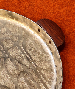 Plateau rond texturé en aluminium de style nordique avec poignée en bois, assiette décorative en métal pour salon de luxe et centre de table de mariage - Product Image 3