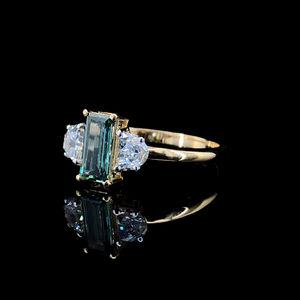 Bague en or 14 carats multi-pierres avec diamant de laboratoire taille émeraude 1 carat et accents baguette, certifiée IGI GIA, bijoux en gros - Product Image 2