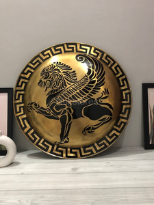 Bouclier rond en métal doré antique fait main avec motif griffon mythologique, décoration murale de style grec et romain - Product Image 4