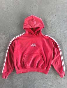Sudadera con Capucha Corta Personalizada para Mujer, Detalle de Doble Raya en Contraste en las Mangas, Logotipo Minimalista Bordado, Sudadera Premium de Estilo Urbano - Product Image 1