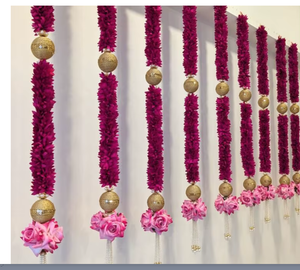 Décoration murale traditionnelle avec guirlandes de marigolds, roses rouges, orbes dorés et pompons pour mariage et décoration intérieure - Product Image 4