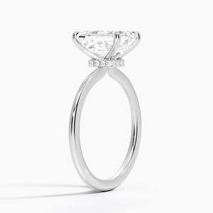 Magnifique bague en diamant avec un élégant design halo secret en or jaune - Product Image 4