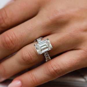 Bague de fiançailles en moissanite taille émeraude 4,0 carats avec halo caché, alliance éternelle complète en or massif 14 carats, bijoux fins pour elle - Product Image 1