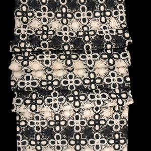 Tissu en coton GPO géométrique noir et blanc de qualité supérieure, directement de l'usine - Matière en dentelle guipure à contraste élevé pour robes - Product Image 1