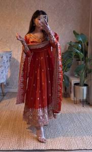 ชุดเดรสผ้าไหมปักลายหนัก ประดับด้วยเลื่อมและงานปักอย่างประณีต สำหรับงานเลี้ยงสังสรรค์สไตล์อานาร์กาลีสำหรับสุภาพสตรี - Product Image 3