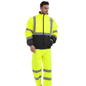 Ensemble veste et pantalon de travail haute visibilité avec bandes réfléchissantes jaunes et noires, uniforme de sécurité pour usage extérieur - Product Image 1