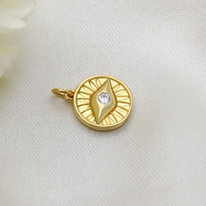 Pendentif pièce œil porte-bonheur en argent sterling 925 plaqué or jaune avec zircone cubique, vente en gros, Memoria Jewels - Product Image 3
