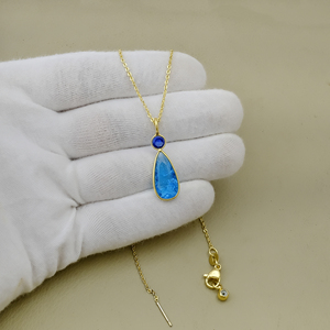 Collier Topaze Bleue avec Iolite - Pendentif Goutte Minimaliste en Pierre Précieuse Taille Poire - Bijoux Bohèmes Faits Main en Laiton - Cadeau pour Femme - Product Image 4