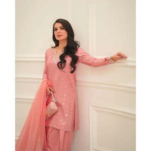 Conjunto de ropa de fiesta para mujer de diseñador Hermosa parte superior con parte inferior y Dupatta para ocasiones elegantes - Product Image 4