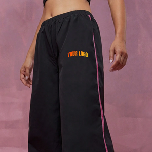 Pantalon de sport noir pour femme de haute qualité, coupe large, taille élastique, longueur intégrale, coupe ample, avec bande latérale et logo imprimé sur la jambe droite, idéal pour l'été - Product Image 3