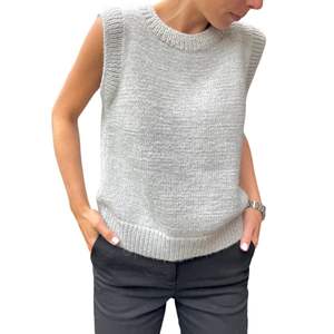 Top de punto texturizado azul cielo para mujer, sin mangas, con dobladillo peplum, cuello alto, ajuste ceñido y logo frontal acanalado. - Product Image 6