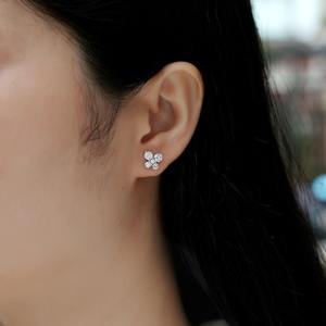 Pendientes de diamantes cultivados en laboratorio de excelente calidad para ceremonias y recepciones de bodas, disponibles a un precio asequible. - Product Image 3