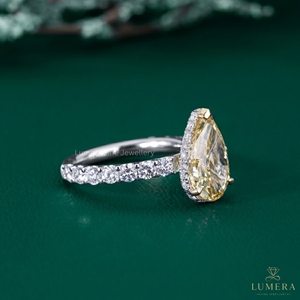 Anillo de compromiso de oro macizo con diamante amarillo talla pera de laboratorio, banda micro pavé de diamantes con engaste compartido para mujer - Product Image 6