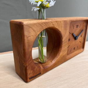 Fabriquée en bois de qualité supérieure, cette horloge de table ajoute un charme intemporel qui s'harmonise avec les intérieurs modernes et traditionnels. - Product Image 1