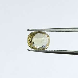 พลอยแซฟไฟร์สีเหลืองทรงคุชชั่นธรรมชาติ 3.58 กะรัต จากศรีลังกา สำหรับทำเครื่องประดับและแหวน รุ่น YCIS-205 - Product Image 1