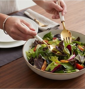 Ensemble de couverts minimalistes en acier inoxydable doré avec manches en bois poli miroir, compatibles lave-vaisselle, essentiels pour la table de mariage ACMI - Product Image 5